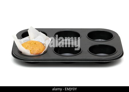 Black metal moule à muffins sur fond blanc Banque D'Images