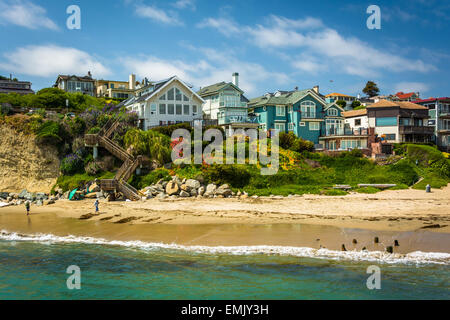 Vue sur les maisons sur les falaises surplombant la plage, à Capitola, en Californie. Banque D'Images
