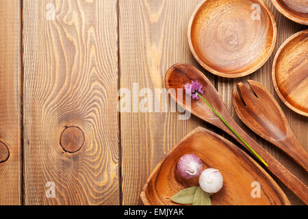 Des ustensiles de cuisine en bois sur fond de table en bois avec copie espace Banque D'Images