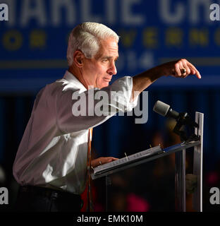 La Première Dame Michelle Obama milite pour Charlie Crist. Michelle Obama parle comme elle fait campagne pour l'ancien gouverneur de Floride et démocratique aujourd'hui candidat au poste de gouverneur Charlie Crist pendant un événement à Betty T. Ferguson Gymnase du complexe de loisirs. Crist est orienté vers l'opérateur historique contre le Gouverneur Républicain Rick Scott. Comprend : l'ancien gouverneur de Floride démocratique maintenant candidat au poste de gouverneur Charlie Crist Où : Miami Gardens, Florida, United States Quand : 17 Oct 2014 Banque D'Images