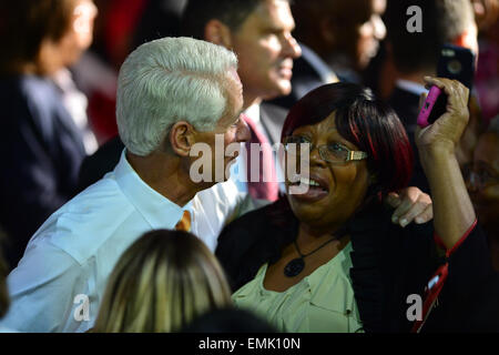 La Première Dame Michelle Obama milite pour Charlie Crist. Michelle Obama parle comme elle fait campagne pour l'ancien gouverneur de Floride et démocratique aujourd'hui candidat au poste de gouverneur Charlie Crist pendant un événement à Betty T. Ferguson Gymnase du complexe de loisirs. Crist est orienté vers l'opérateur historique contre le Gouverneur Républicain Rick Scott. Comprend : l'ancien gouverneur de Floride démocratique maintenant candidat au poste de gouverneur Charlie Crist Où : Miami Gardens, Florida, United States Quand : 17 Oct 2014 Banque D'Images
