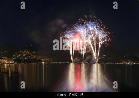 D'artifice sur le lac de Lugano dans un soir d'été, Suisse Banque D'Images