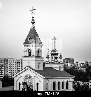 Rostov-on-Don. Couvent Saint Denis Barthelemy. Église de l'icône ibérique de la Mère de Dieu . Le soleil du soir les murs dorés du temple . Banque D'Images