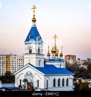 Rostov-on-Don. Couvent Saint Denis Barthelemy. Église de l'icône ibérique de la Mère de Dieu . Le soleil du soir les murs dorés du temple . Banque D'Images