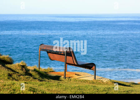 Un vieux banc d'acier donnant sur l'océan Banque D'Images
