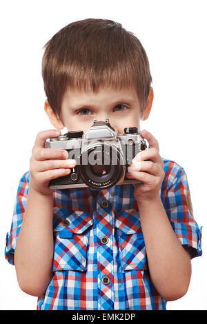 Petit garçon photographe prise de vue avec appareil photo reflex close-up isolés Banque D'Images