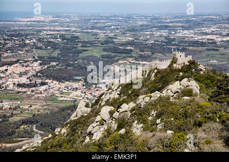 Vues de Palácio da Pena sur Castelo dos Mouros et Sintra - Portugal Banque D'Images