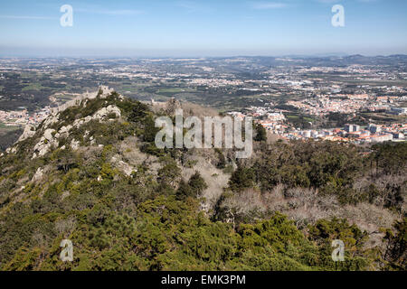 Vues de Palácio da Pena sur Castelo dos Mouros et Sintra - Portugal Banque D'Images