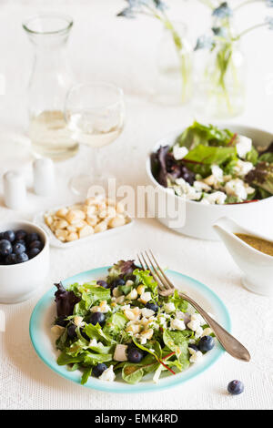 Salade saine avec les bleuets et fromage de chèvre Banque D'Images