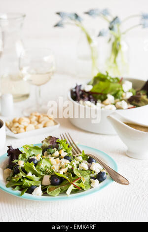 Salade saine avec les bleuets et fromage de chèvre Banque D'Images