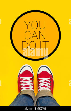Vous pouvez le faire, les message de motivation personne en rouge sneakers debout devant des signes d'inspiration, Vue du dessus Banque D'Images
