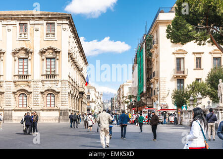 Catane, Italie - 5 avril 2015 : Via Etnea et voir l'Etna à Catane, Sicile, Italie. Etnea est la rue principale Banque D'Images