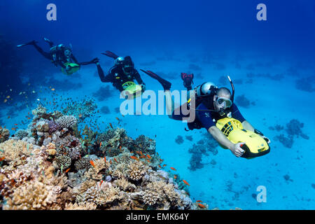 Les plongeurs avec véhicules propulsion de plongeur explorer un récif de corail, Soma Bay, Hurghada, Egypte, Mer Rouge Banque D'Images