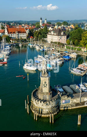 Lion bavarois au port, derrière la Cathédrale Notre-Dame, l'église Saint-Etienne Église de l'île, le lac de Constance, Lindau, Souabe Banque D'Images