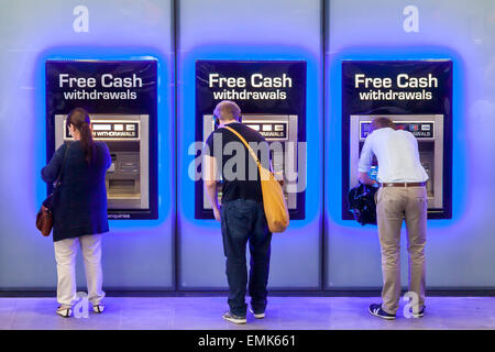 Les machines à carte de crédit dans le hall de la station gare King's Cross, Londres, Angleterre, Royaume-Uni Banque D'Images