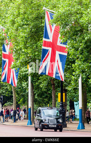 Taxi britannique sur le Mall, Londres, Angleterre, Royaume-Uni Banque D'Images