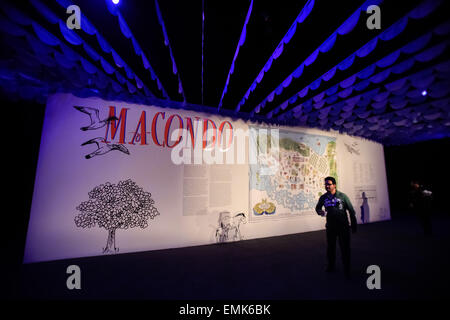 Bogota, Colombie. Apr 21, 2015. Un visiteur promenades en face d'une murale dans le 'Macondo' pavilion le premier jour de la 28e Foire internationale du livre de Bogotá, à Bogota, Colombie, le 21 avril 2015. Selon la presse locale, la foire présentait un pavillon spécial dédié à 'Macondo', la ville imaginaire qui a été créé par l'écrivain colombien Gabriel Garcia Marquez. La foire aura lieu du 21 avril au 4 mai. © Jhon Paz/Xinhua/Alamy Live News Banque D'Images