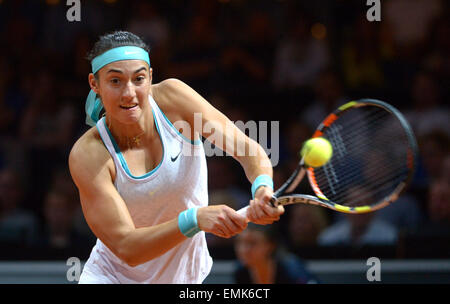 Stuttgart, Allemagne. Apr 21, 2015. Caroline Garcia de la France renvoie la balle dans le match contre le roi de Serbie (pas en photo) au cours de la première ronde de la WTA tennis tournament à Stuttgart, Allemagne, 21 avril 2015. Photo : Marijan Murat/dpa/Alamy Live News Banque D'Images