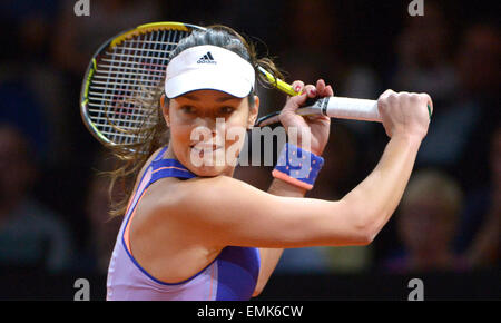 Stuttgart, Allemagne. Apr 21, 2015. 23 11 de la Serbie renvoie la balle dans le match contre Caroline Garcia de France (pas en photo) au cours de la première ronde de la WTA tennis tournament à Stuttgart, Allemagne, 21 avril 2015. Photo : Marijan Murat/dpa/Alamy Live News Banque D'Images