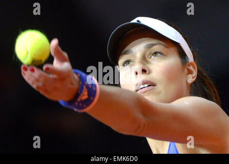 Stuttgart, Allemagne. Apr 21, 2015. 23 11 de la Serbie renvoie la balle dans le match contre Caroline Garcia de France (pas en photo) au cours de la première ronde de la WTA tennis tournament à Stuttgart, Allemagne, 21 avril 2015. Photo : Marijan Murat/dpa/Alamy Live News Banque D'Images