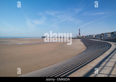 Blackpool, Royaume-Uni 22 avril 2015. La météo, un beau début de journée ensoleillée à Blackpool Crédit : Gary Telford/Alamy Live News Banque D'Images