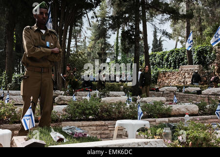 Jérusalem, Israël. 22 avr, 2015. Les familles, amis et compagnons d'armes leurs respects et pleurer les morts au cimetière militaire du Mont Herzl sur le jour du Souvenir. Ce Yom Hazikaron, Jour commémoratif de l'Israël est tombé des militaires et des victimes d'attentats terroristes, commémore 23 320 disparus. Credit : Alon Nir/Alamy Live News Banque D'Images