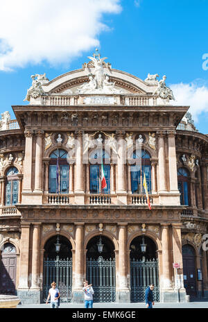 Catane, Italie - 5 avril 2015 : façade de théâtre Massimo Bellini sur la Piazza Vincenzo Bellini de Catane, Sicile, Italie. Teatro Ma Banque D'Images