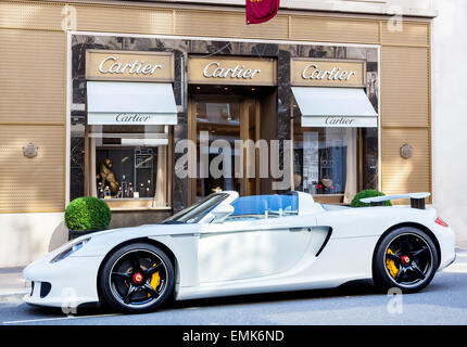 Porsche Carrera GT garé en face de la bijouterie Cartier, Londres, Angleterre, Royaume-Uni Banque D'Images