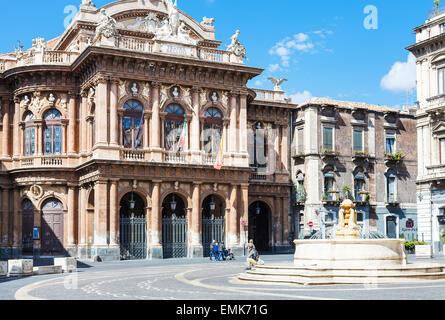 Catane, Italie - 5 avril 2015 : théâtre Massimo Bellini sur square Vincenzo Bellini de Catane, Sicile, Italie. Teatro Massimo Bel Banque D'Images