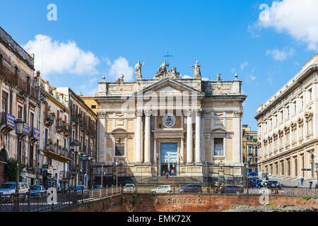 Catane, Italie - 5 avril 2015 : ancien amphithéâtre romain (Anfiteatro Romano) et l'église San Biagio dans la Piazza Stesicoro en Cata Banque D'Images