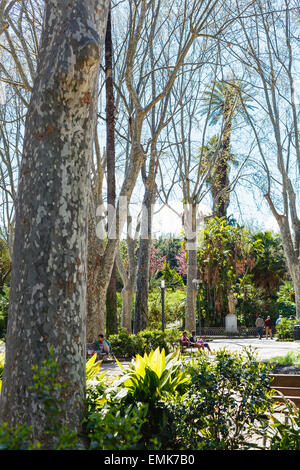 Catane, Italie - 5 avril 2015 : les gens dans le jardin Bellini de Catane, Sicile, Italie. Le Bellini Garden est situé dans la Via Etnea, la plus Banque D'Images