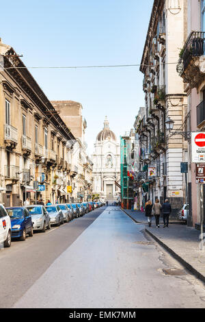 Catane, Italie - 5 avril 2015 : les gens sur la Via Giuseppe Garibaldi et dôme de la Cathédrale de Sainte Agathe à Catane, Sicile, Italie. C Banque D'Images