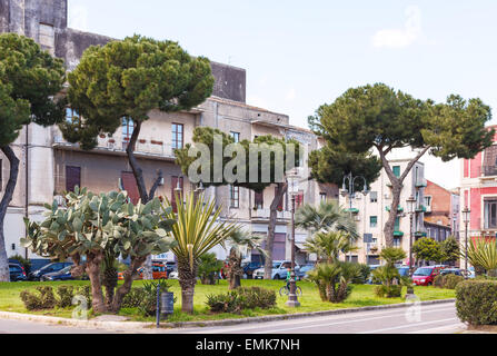 Catane, Italie - 5 avril 2015 : place Piazza Federico di Svevia près de Castello Ursino à Catane, Sicile, Italie. Château Ursino, w Banque D'Images