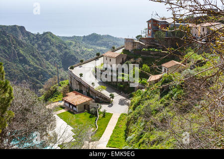 Maisons de village de montagne de Savoca en Sicile et la mer à l'horizon, Italie Banque D'Images