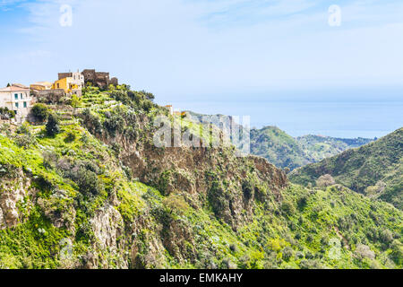 Mountain Village Savoca en Sicile et la mer à l'horizon, Italie Banque D'Images