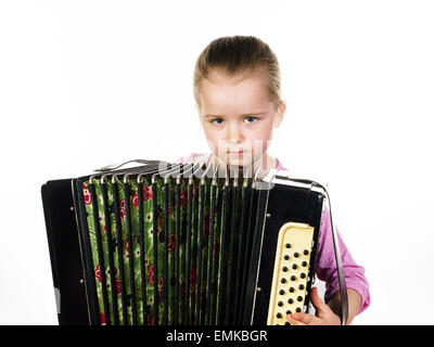 Cute little girl à l'harmonica, isolé sur blanc, concept d'éducation musicale Banque D'Images