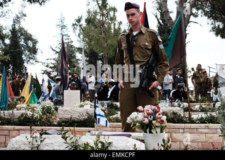 Jérusalem, Israël. 22 avr, 2015. Les familles, amis et compagnons d'armes leurs respects et pleurer les morts au cimetière militaire du Mont Herzl sur le jour du Souvenir. Ce Yom Hazikaron, Jour commémoratif de l'Israël est tombé des militaires et des victimes d'attentats terroristes, commémore 23 320 disparus. Credit : Alon Nir/Alamy Live News Banque D'Images