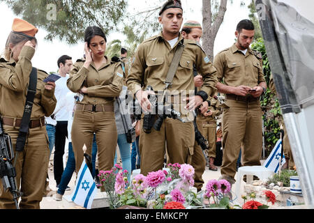 Jérusalem, Israël. 22 avr, 2015. Les familles, amis et compagnons d'armes leurs respects et pleurer les morts au cimetière militaire du Mont Herzl sur le jour du Souvenir. Ce Yom Hazikaron, Jour commémoratif de l'Israël est tombé des militaires et des victimes d'attentats terroristes, commémore 23 320 disparus. Credit : Alon Nir/Alamy Live News Banque D'Images