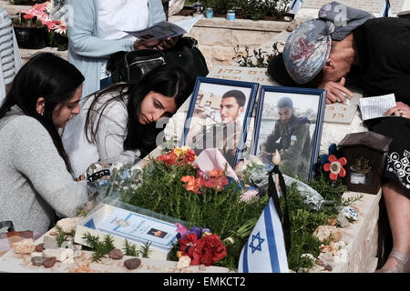 Jérusalem, Israël. 22 avr, 2015. Les familles, amis et compagnons d'armes leurs respects et pleurer les morts au cimetière militaire du Mont Herzl sur le jour du Souvenir. Ce Yom Hazikaron, Jour commémoratif de l'Israël est tombé des militaires et des victimes d'attentats terroristes, commémore 23 320 disparus. Credit : Alon Nir/Alamy Live News Banque D'Images