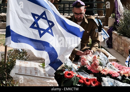 Jérusalem, Israël. 22 avr, 2015. Les familles, amis et compagnons d'armes leurs respects et pleurer les morts au cimetière militaire du Mont Herzl sur le jour du Souvenir. Ce Yom Hazikaron, Jour commémoratif de l'Israël est tombé des militaires et des victimes d'attentats terroristes, commémore 23 320 disparus. Credit : Alon Nir/Alamy Live News Banque D'Images