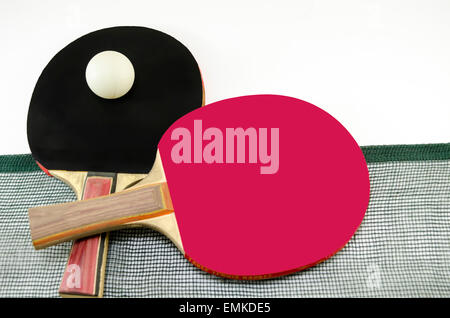 Deux raquettes de tennis de table l'une sur l'autre et d'un vieux white net. Une palette est rouge et l'autre est noir Banque D'Images