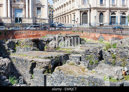 Ancien amphithéâtre romain (Anfiteatro Romano) et l'église San Biagio à Piazza Stesicoro à Catane, Sicile Banque D'Images