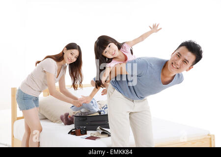 Une famille heureuse de trois avant de partir pour le billet Banque D'Images