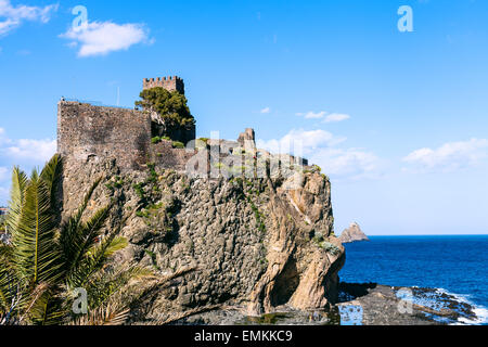 Le Castello Normanno en Aci Castello ville et Rock cyclopéenne (Îles des cyclopes), Sicile, Italie Banque D'Images