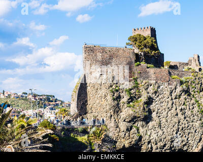 Cité médiévale du château normand en Aci Castello Village, Sicile, Italie Banque D'Images