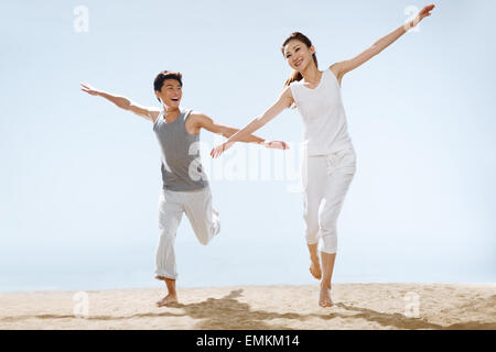 Les couples romantiques s'exécutant sur la plage Banque D'Images