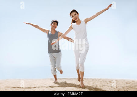 Les couples romantiques s'exécutant sur la plage Banque D'Images