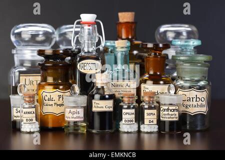 Diverses bouteilles pharmacie de la médecine homéopathique sur fond sombre Banque D'Images