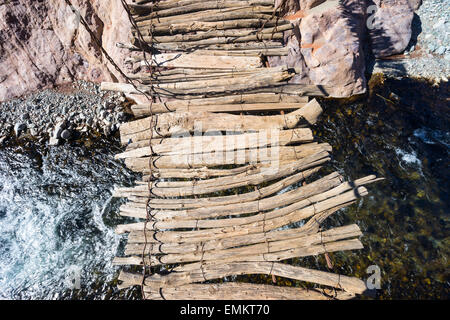 Pris sur un petit pont au milieu de la vallée de l'Ourika, 2015. Banque D'Images