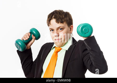 Adolescent habillé en costume faisant office d'exercices avec haltères sport Banque D'Images